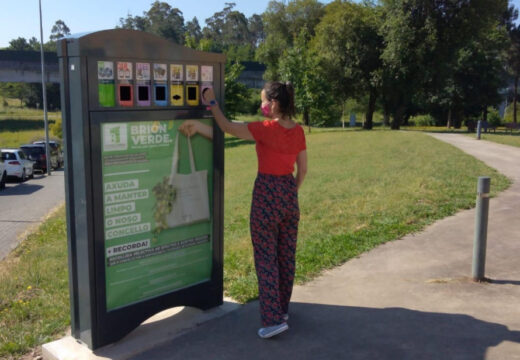 O Concello de Brión instala dous minipuntos limpos no parque municipal de Brión e na avenida Vicente Ramos (Os Ánxeles)